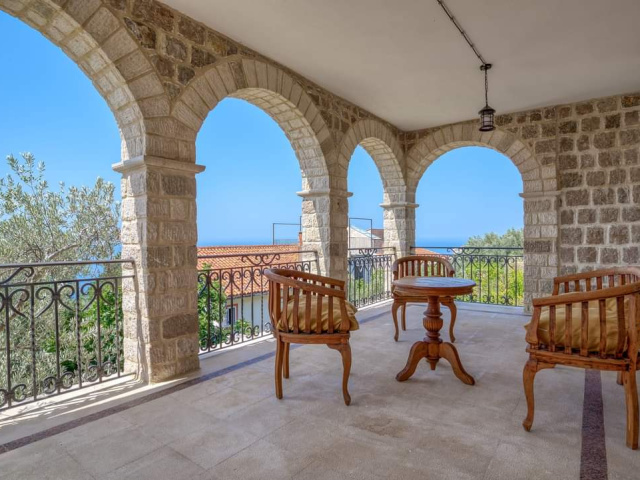 Luxuriöse Villa mit Pool und Meerblick in Montenegro