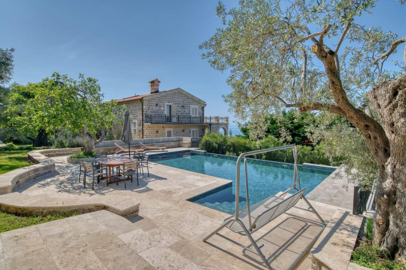 Luxuriöse Villa mit Pool und Meerblick in Montenegro