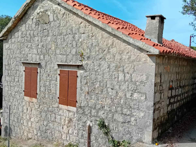 Zu verkaufen ist ein kleines Steinhaus im Dorf Zagora, Kotor