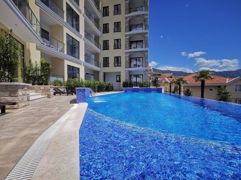 Апартаменты с видом на море в жилом комплексе с бассейном в Будве, Бечичи