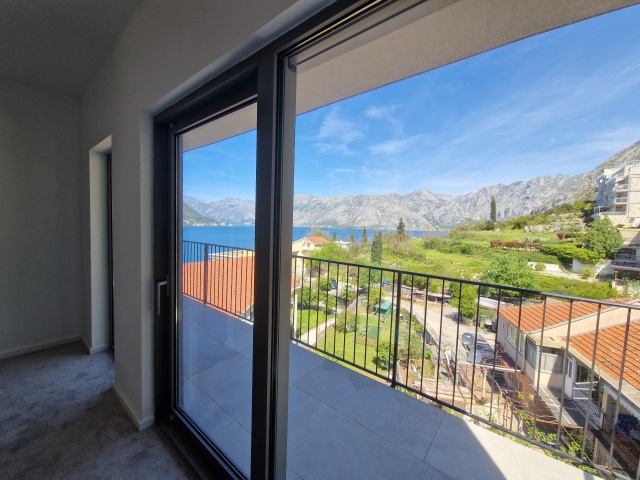 GREAT OFFER! 3-bedroom apartment overlooking the Bay of Kotor