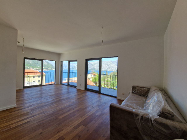 GREAT OFFER! 3-bedroom apartment overlooking the Bay of Kotor