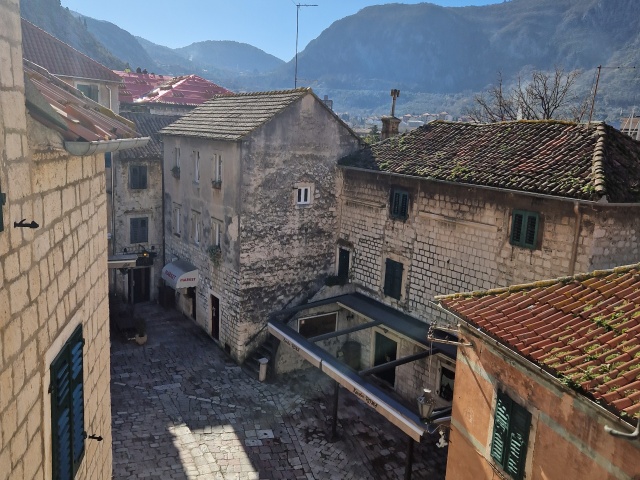Просторные апартаменты в Старом городе Котора