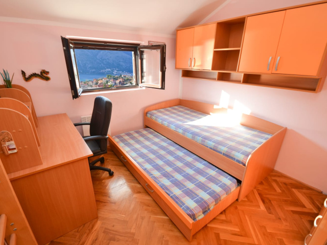 3-bedroom apartment overlooking the sea in Kotor
