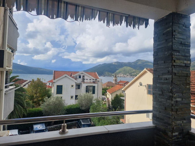 Nice two-bedroom apartment with a sea view in Tivat