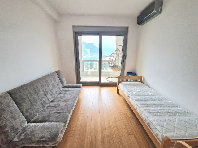 TOLLES ANGEBOT! Apartment mit zwei Schlafzimmern und Meerblick in einem modernen Komplex in Kotor