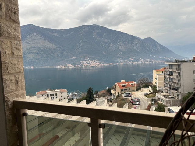 GREAT OFFER! Two-bedroom apartment with sea views in a modern complex in Kotor