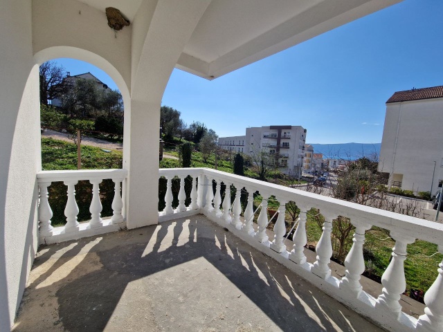 Апартаменты с 2-мя спальнями в Тивате c видом на море и большой террасой