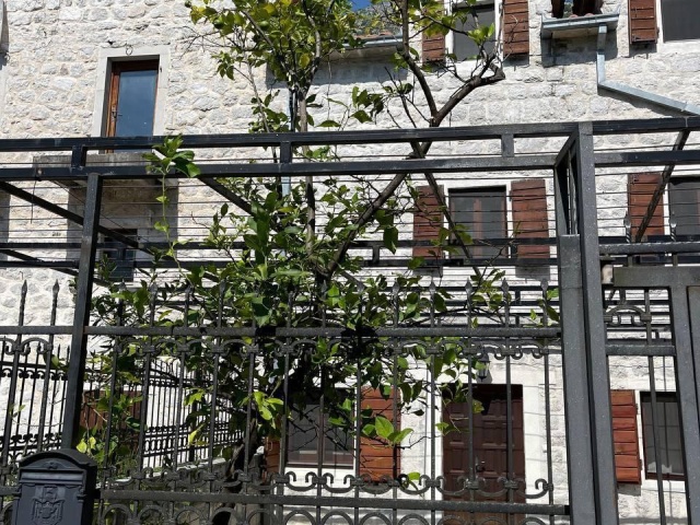 Steinhaus zum Verkauf in der Bucht von Kotor