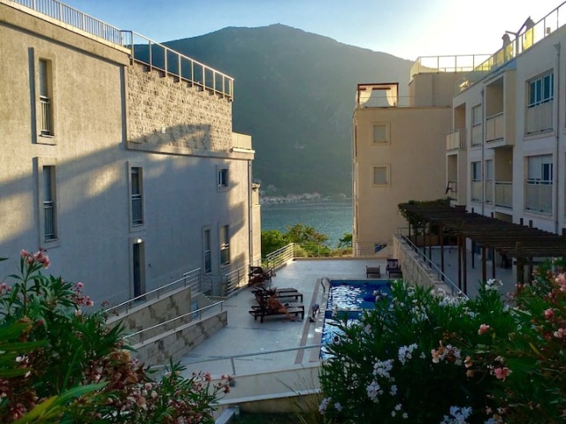 Апартаменты с видом на море в жилом комплексе с бассейном в Доброте, Котор