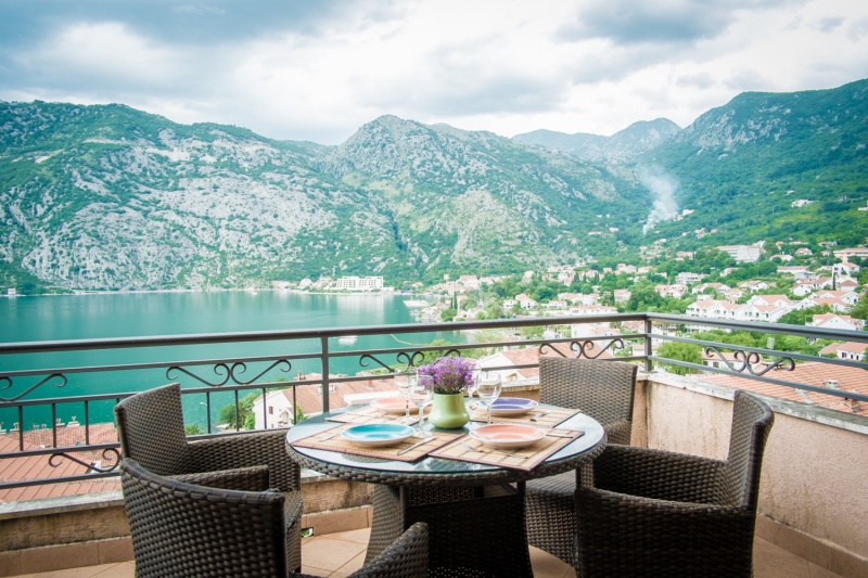 Dvosoban stan sa panoramskim pogledom na more u Risanu, Kotor