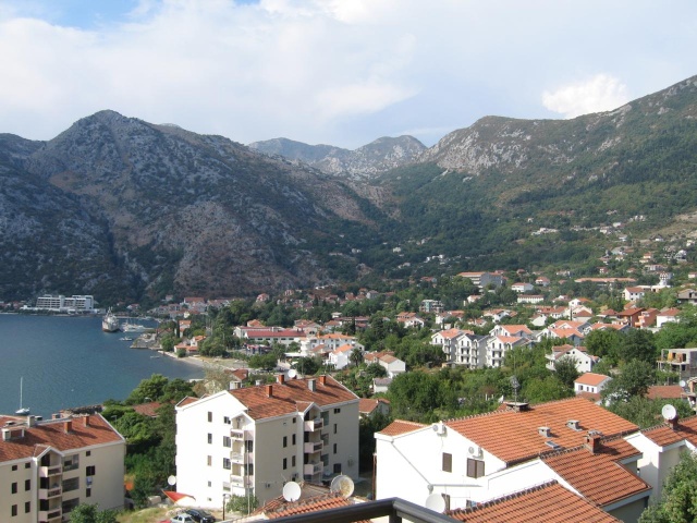 Dvosoban stan sa panoramskim pogledom na more u Risanu, Kotor