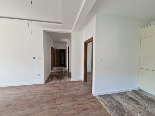Trosoban stan 82 m2 u blizini centra Tivta