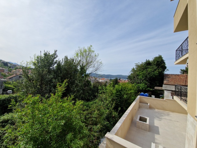 Trosoban stan sa pogledom na more u blizini centra Tivta