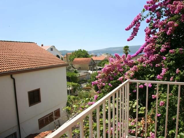 Three-bedroom apartment 116 m2 with sea view near the center of Tivat