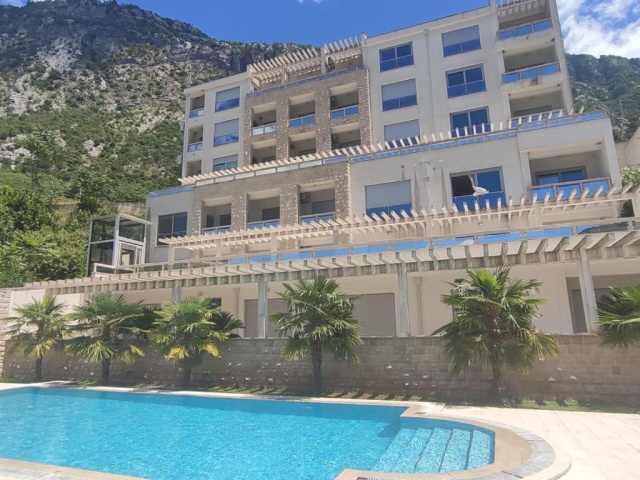Two-bedroom duplex in a residential complex with a swimming pool in Kotor