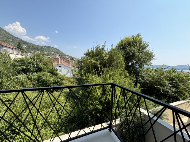 Apartment mit drei Schlafzimmern und seitlichem Meerblick nahe dem Zentrum von Tivat