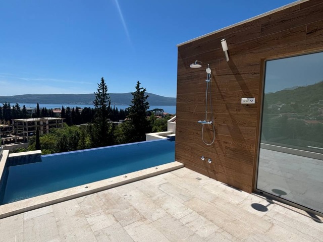 Novi moderan kompleks gradske kuće sa privatnim bazenom i pogledom na more u Tivtu