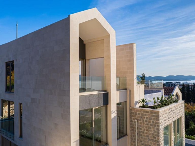 Novi moderan kompleks gradske kuće sa privatnim bazenom i pogledom na more u Tivtu