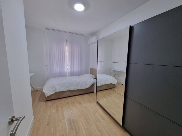Отличная квартира с тремя спальнями в Будве