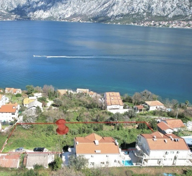 Urbanized plot of 2970 m² for development in Kotor