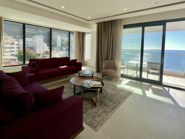 Premium three-bedroom apartment in a complex on the first line of the sea