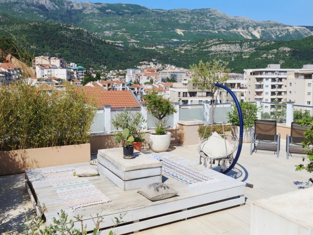 Three bedroom apartment with access to the roof and garage space in Budva