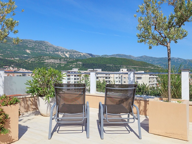 Three bedroom apartment with access to the roof and garage space in Budva