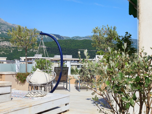 Three bedroom apartment with access to the roof and garage space in Budva