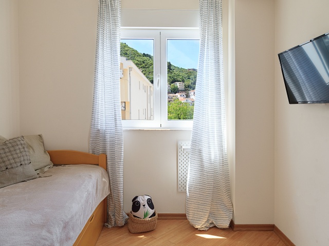 Apartment mit drei Schlafzimmern, Zugang zum Dach und Garagenplatz in Budva