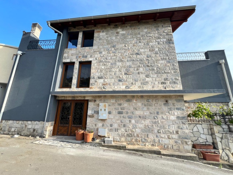 Haus mit Panoramablick auf das Meer in Budva, Becici