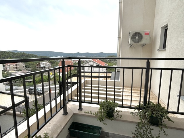 Studio apartment with sea views in Tivat