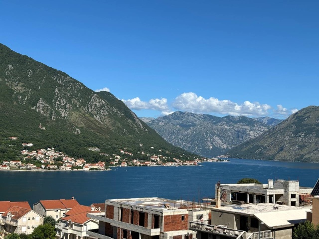 Modernes Apartment mit einem Schlafzimmer in Kotor