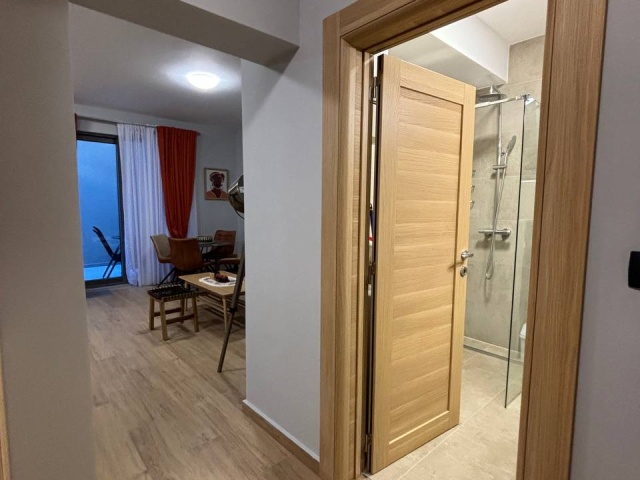 Modernes Apartment mit einem Schlafzimmer in Kotor