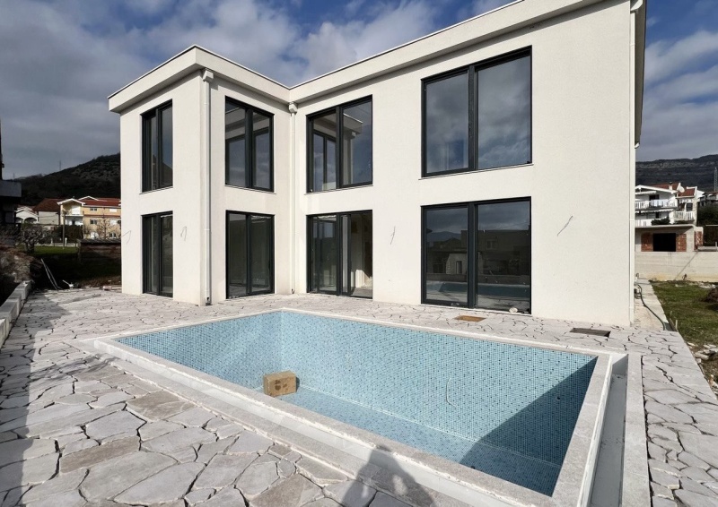 Neue moderne Villa mit Swimmingpool in Tivat