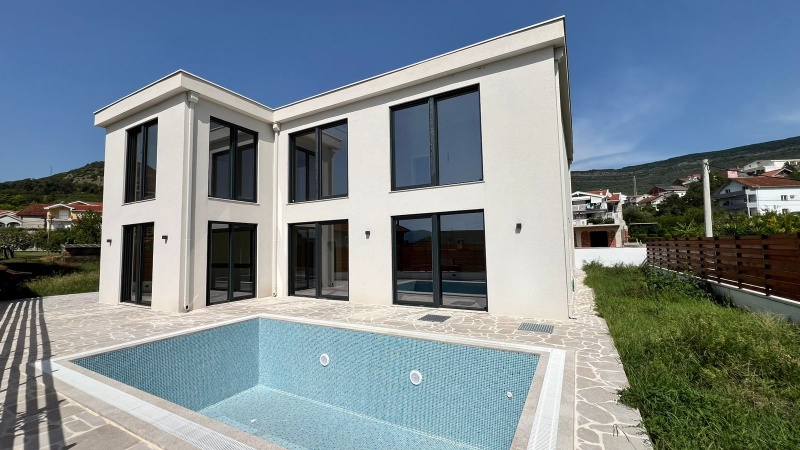 Neue moderne Villa mit Swimmingpool in Tivat