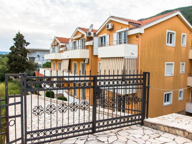 One bedroom apartment with sea views in Herceg Novi, near Portonovi