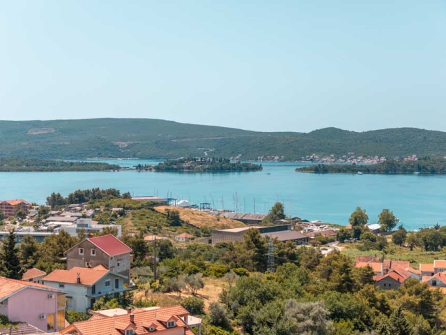 Luksuzna, moderna vila sa pogledom na more i  bazenom u Tivtu