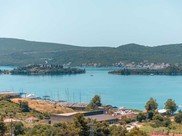 Luksuzna, moderna vila sa pogledom na more i  bazenom u Tivtu