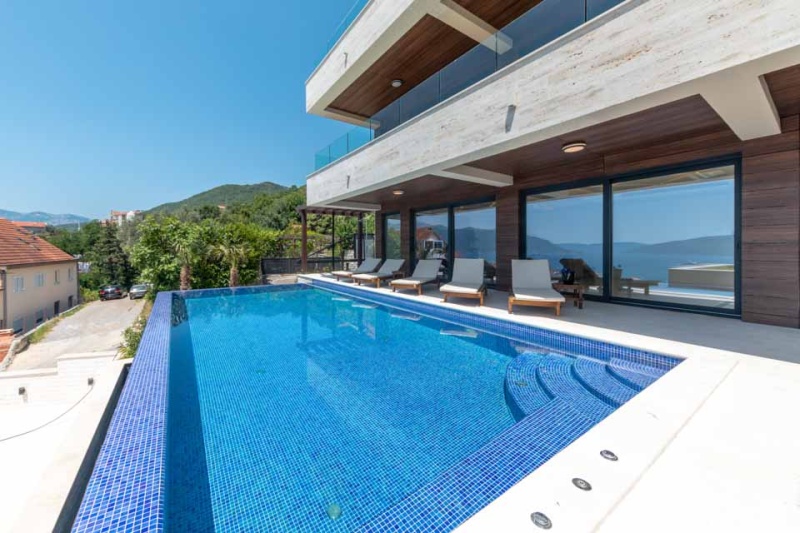 Luxusvilla mit Panoramablick auf das Meer in Tivat