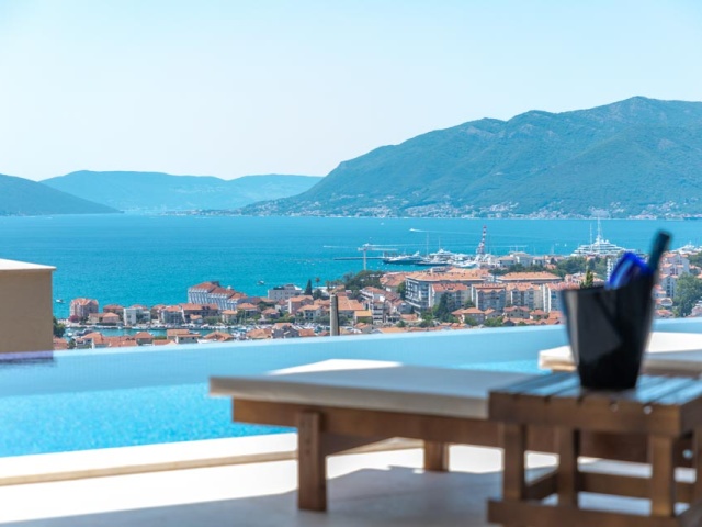 Luxusvilla mit Panoramablick auf das Meer in Tivat