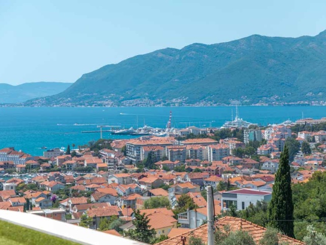 Luxusvilla mit Panoramablick auf das Meer in Tivat