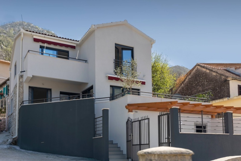 Modernes Haus zum Verkauf mit Meerblick in der Nähe der Altstadt von Kotor