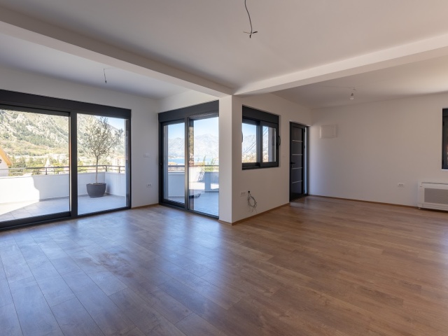 Modernes Haus zum Verkauf mit Meerblick in der Nähe der Altstadt von Kotor