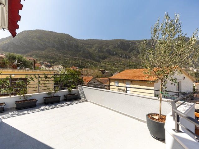 Modernes Haus zum Verkauf mit Meerblick in der Nähe der Altstadt von Kotor