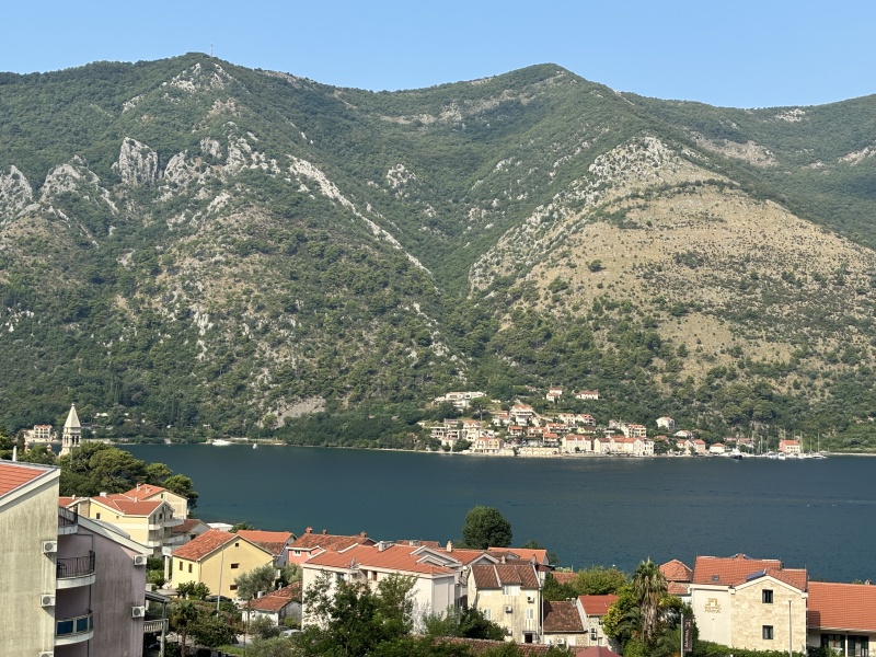 Three-bedroom apartment with sea views in Kotor