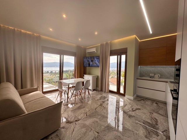 Penthouse mit Panoramablick auf das Meer in Tivat