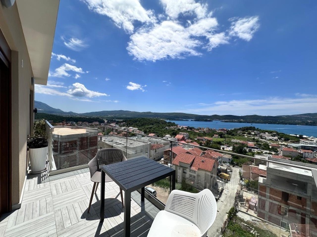 Dvosoban penthouse sa pogledom na more u Tivtu