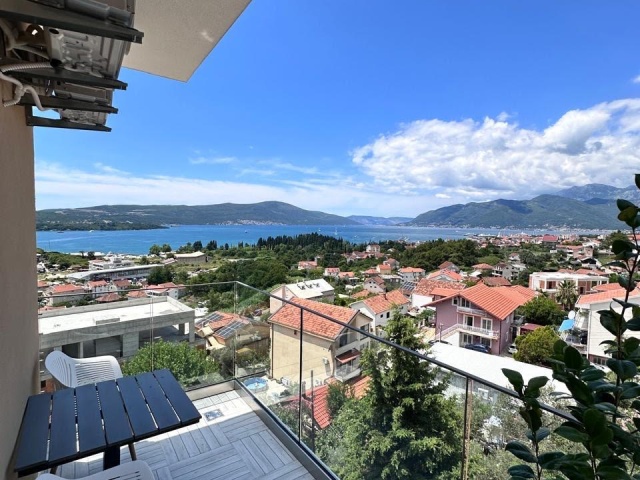 Penthouse mit Panoramablick auf das Meer in Tivat