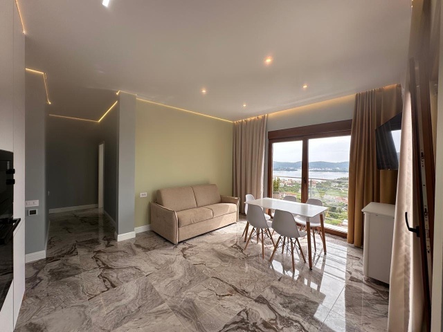 Penthouse mit Panoramablick auf das Meer in Tivat